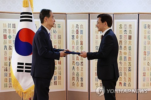 한덕수 권한대행, 태준열 주폴란드대사 신임장 수여     (서울=연합뉴스) 홍해인 기자 = 한덕수 대통령 권한대행 국무총리가 29일 정부서울청사에서 열린 재외공관장 신임장 수여식에서 태준열 주폴란드대사에게 신임장을 수여하고 있다. 2025.4.29
    hihong@yna.co.kr