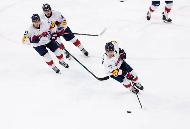 파상공세를 벌이는 한국 남자 아이스하키 대표팀 [국제아이스하키연맹 홈페이지 캡처. 재판매 및 DB 금지]