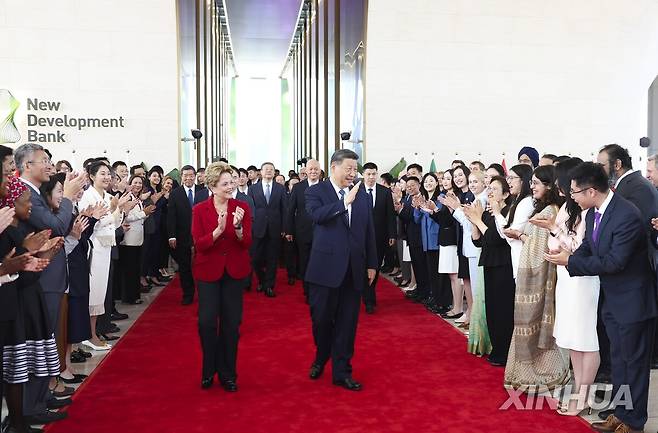 중국 상하이 브릭스 신개발은행 방문한 시진핑 중국 국가주석(오른쪽) [신화 연합뉴스 자료사진. 재판매 및 DB금지]