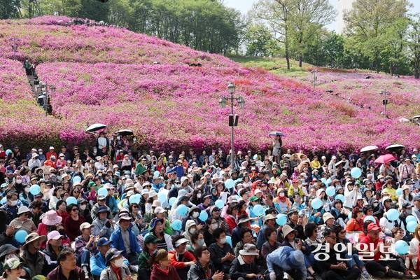 지난 19~27일 군포시 철쭉공원 일원에서 열린 ‘제11회 군포철쭉축제’에 전국적으로 54만여명의 시민들이 다녀가며 축제가 성황리에 마무리됐다. /군포시 제공