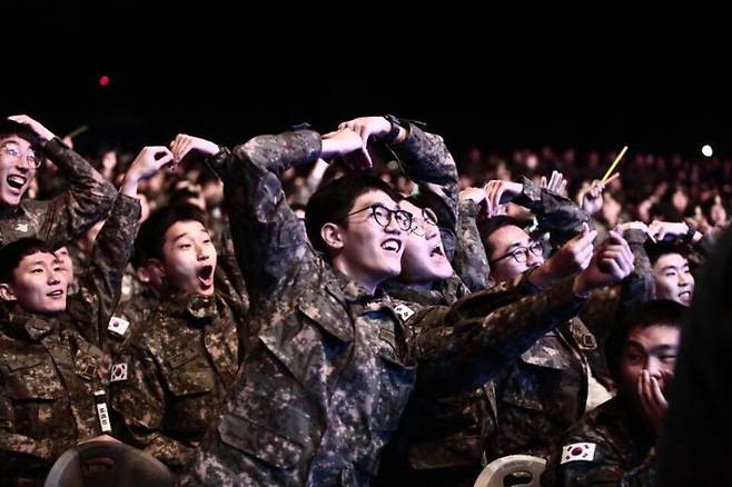 ▲ 현역 병사를 대상으로 진행된 국방일보 4월 병영차트 설문결과, MZ병사들이 '봄맞이 위문열차 무대에서 만나고 싶은 스타' 1~3위는 '에스파' '프로미스나인' '아이유' 순으로 조사됐다. 사진은 장병들이 위문열차 공연을 보며 환호하는 모습. /사진제공=국방일보