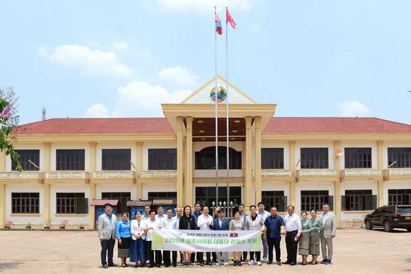양주시의회 의원들과 라오스 정부 관계자들이 회의가 끝난 후 기념촬영을 하고 있다.