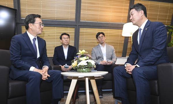 김동연 경기지사와 김진경 경기도의회 의장이 30일 경기도의회 의장실에서 면담하고 있다. 김태완 기자 lift@kihoilbo.co.kr