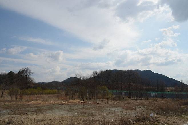 허허벌판 미지의 땅으로 남아 있는 대통령 세종 집무실 후보지. 현재 2027년 하반기 준공을 목표로 설계 단계에 놓여 있다. 사진=이희택 기자.