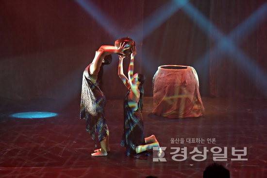 ▲ '2025 울산옹기축제' 기간 옹기를 주제로 한 특별한 무용극이 무대에 오른다. 사진은 지난해 열린 '외고산 옹기에 스며든 지수화풍' 공연 모습.