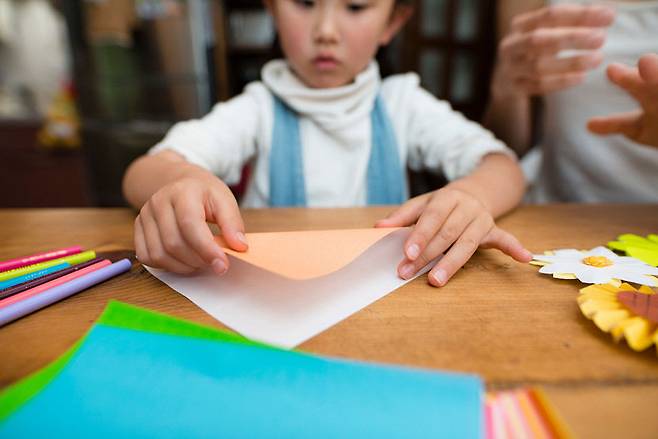 종이접기 모습  〈수성아트피아 제공〉