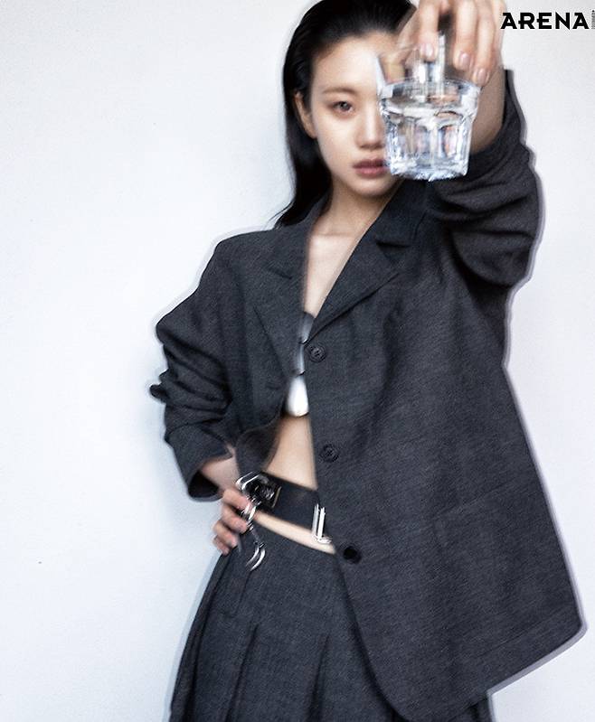 메탈 톱·재킷·벨트가 달린 플리츠스커트 모두 프라다 제품.