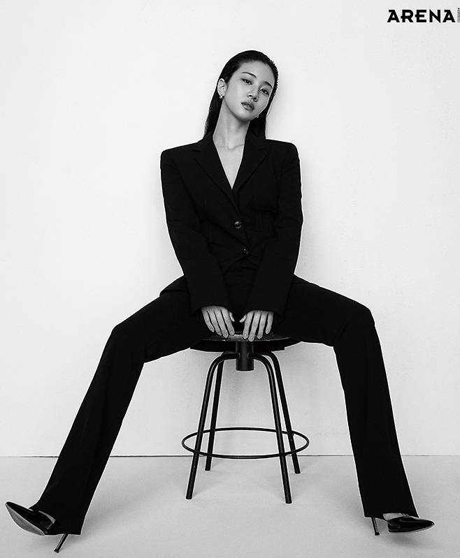 백리스 재킷·팬츠 모두 막스마라, 슈즈 지안비토 로시, 이어링 더 파트 오브 제품.