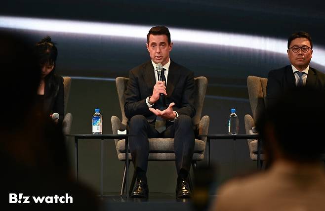 로빈 콜건 JLR 코리아 대표가 30일 서울 광화문 포시즌스 호텔 서울에서 고객 신뢰 강화 및 소유 경험 혁신을 위한 미래 전략 '원(One) 전략'을 공식 발표하고 있다./사진=이명근 기자 qwe123@