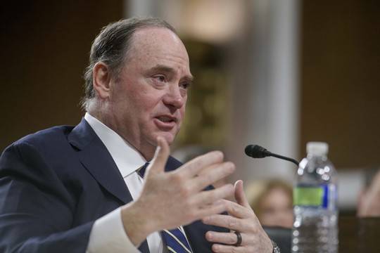 현지시각 지난 2월 27일 미국 워싱턴 국회의사당에서 당시 미국 해군성 장관 지명자 신분이었던 존 펠란이 상원 군사위원회 청문회에 출석해 발언하고 있다.

사진출처: AP/뉴시스