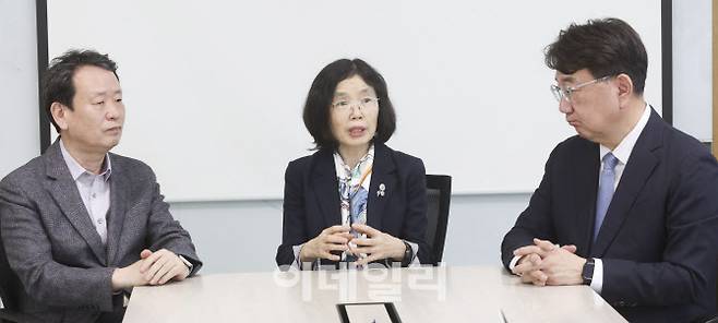 연중기획 초고령사회의 역습 전문가 좌담회에서 노용균(왼쪽부터) 한림대 가정의학과 교수, 정순둘 이화여대 사회복지학과 교수, 정지원 법무법인 율촌 고문이 노인연령 상향에 대해 발언하고 있다. (사진=이영훈 기자)