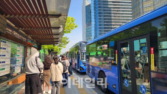 서울 송파구 잠실역 인근 버스정류장에 30일 오전 버스 승객들이 버스를 기다리고 있다.(사진=염정인 수습기자)