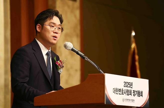 김정욱 제53대 대한변호사협회장이 지난 2월 24일 서울 중구 롯데호텔에서 열린 제53대 변협회장 취임식에서 취임사를 하고 있다. (사진=뉴시스)