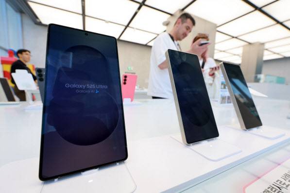 삼성전자가 올해 1분기 ‘갤럭시 S25’ 판매 호조로 사상 최대 분기 매출을 기록했다. 다만 반도체 사업은 서버용 D램 판매 확대에도 고대역폭 메모리(HBM) 판매 감소 등으로 실적이 하락했다. 사진은 이날 서울 서초구 삼성 강남 매장을 찾은 외국인 방문객이 갤럭시 S25 시리즈를 살피는 모습.(사진=연합뉴스)