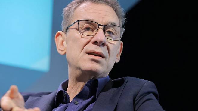 지난해 5월 미국 뉴욕에서 열린 월스트리트저널의 ‘모든 것의 미래’ 페스티벌에서 화이자의 회장 겸 CEO인 앨버트 불라가 연설하고 있다.(사진=로이터)