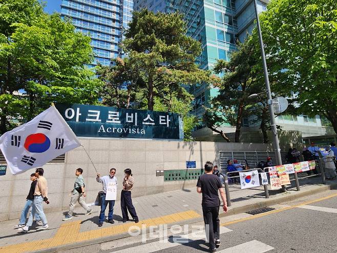 검찰이 윤석열 전 대통령 자택에 대한 압수수색을 진행한 30일 오전 서울 서초구 서초동 아크로비스타 앞에 지지자들이 모여 있다. (사진=염정인 수습기자)