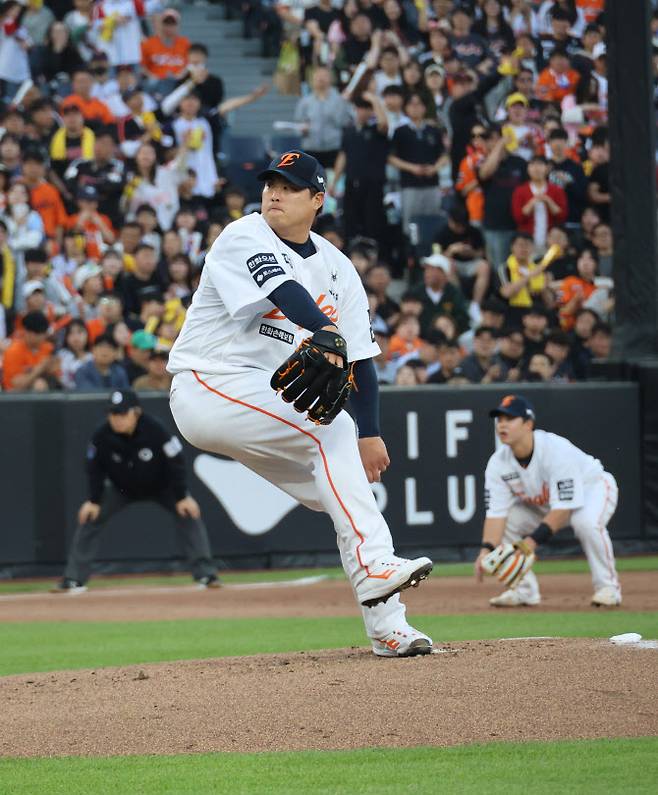 한화 이글스 류현진이 30일 대전한화생명볼파크에서 열린 2025 신한 SOL 뱅크 KBO리그 LG 트윈스의 경기에서 투구하고 있다. (사진=연합뉴스)