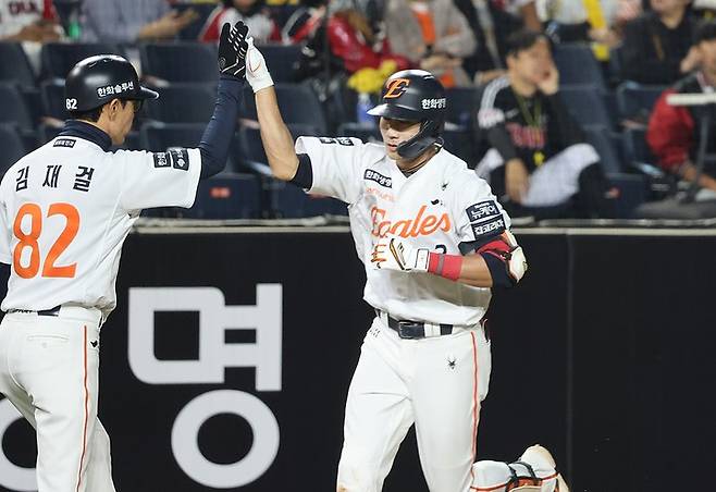 29일 대전 한화생명 볼파크에서 열린 LG 트윈스와 경기에서 시즌 첫 홈런을 때려낸 한화 심우준