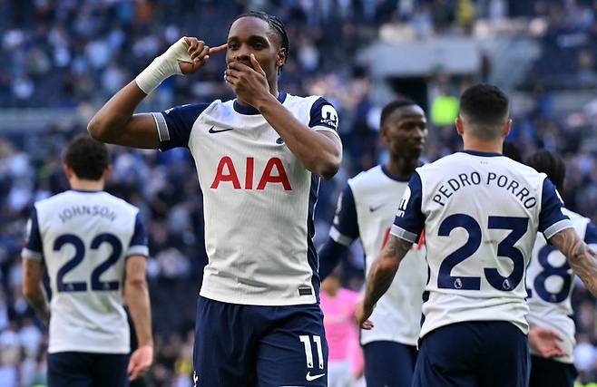 6일 열린 사우샘프턴과 경기에서 후반 추가시간 페널티킥으로 쐐기골을 넣은 뒤 세리모니하는 토트넘 홋스퍼의 마티스 텔