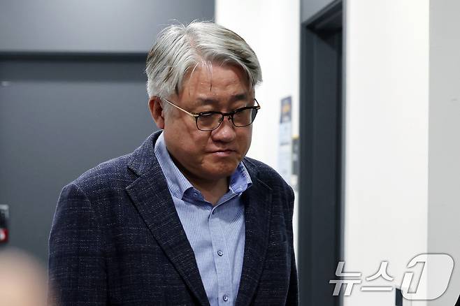 김정환 서울시버스운송사업조합 이사장이 30일 새벽 서울 영등포구 서울지방노동위원회에서 열린 서울 시내버스 노사 조정 회의에서 막판 조정회의까지 이어지는 진통끝에 합의점을 찾지 못하고 협상 결렬을 맞이한 뒤 교섭장을 나서고 있다. 서울 시내 버스 노동조합은 이날 오전 4시 첫차부터 준법운행에 돌입한다. 2025.4.30/뉴스1 ⓒ News1 이동해 기자
