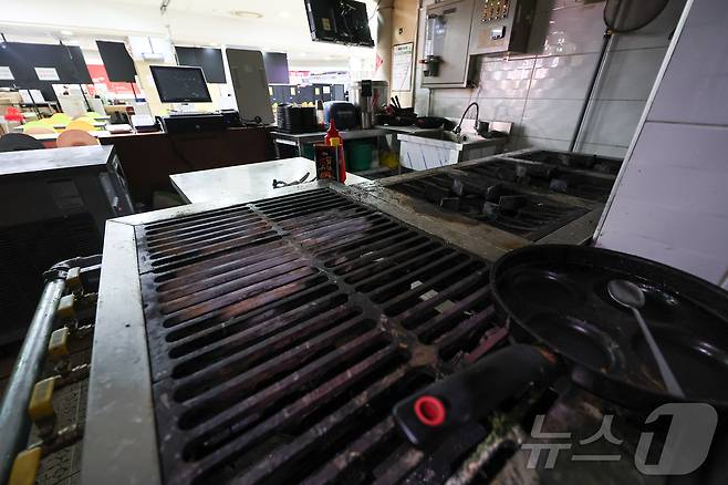 서울 시내 한 식당가에 폐업한 가게가 썰렁한 모습을 보이고 있다. 2025.2.25/뉴스1 ⓒ News1 김도우 기자