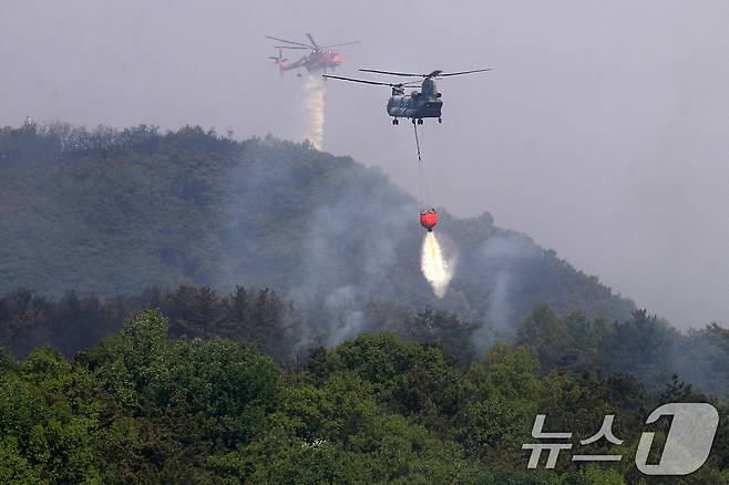 대구 북구 함지산 산불 이틀째인 29일 오후 산불 진화 작전에 투입된 산림청 헬기와 군용 헬기가 함지산 상공에서 물을 뿌리고 있다. 2025.4.29/뉴스1 ⓒ News1 공정식 기자