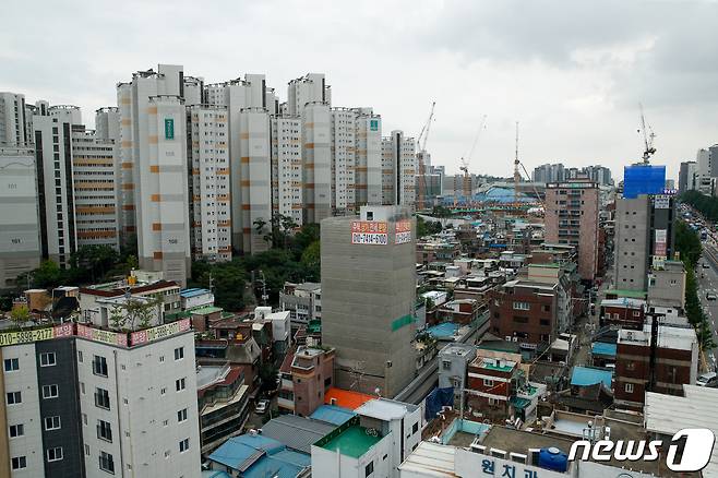 서울 서대문구 북아현동 재개발 구역과 신축 아파트단지 일대./뉴스1 ⓒ News1 안은나 기자