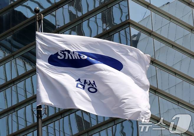 8일 서울 서초구 삼성전자 서초사옥에 삼성 깃발이 바람에 펄럭이고 있다. 2025.4.8/뉴스1 ⓒ News1 박세연 기자