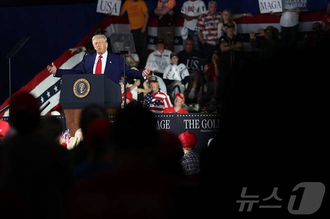 도널드 트럼프 미국 대통령이 29일(현지시간) 미시건주 머콤 카운티에서 열린 취임 100일 기념 행사에서 연설을 하고 있다. ⓒ AFP=뉴스1