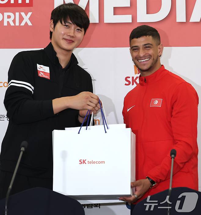 30일 오전 서울 송파구 올림픽파크텔에서 열린 2025 서울 Sk텔레콤 국제그랑프리 펜싱선수권대회 미디어데이에서 오상욱이 파레스 페르자니(튀니지)에게 기념품을 전달하고 있다. 내날 2일부터 4일까지 서울 올림픽공원 펜싱경기장에서 열리는 이번대회에는 오상욱과 구본길, 박상원, 전하영, 최세빈 등 국내 선수를 비롯해 파레스 페르자니 등 세계 정상급 선수들이 참가한다. 2025.4.30/뉴스1 ⓒ News1 장수영 기자