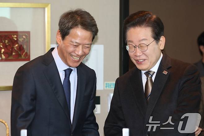 이재명 더불어민주당 대표와 임종석 전 대통령 비서실장이 27일 오후 서울 여의도의 한 식당에서 오찬 회동을 하고 있다. (공동취재) 2025.2.27/뉴스1 ⓒ News1 이광호 기자