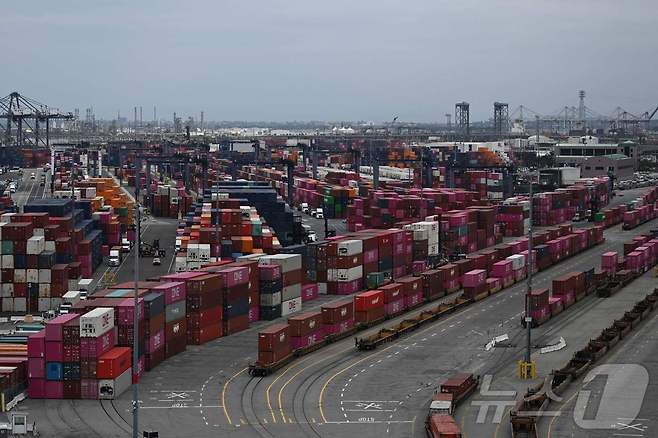 2025년 4월 15일 캘리포니아주 샌페드로에 위치한 로스앤젤레스 항구에서 화물 컨테이너들이 열차 위에 쌓여 있다. ⓒ AFP=뉴스1