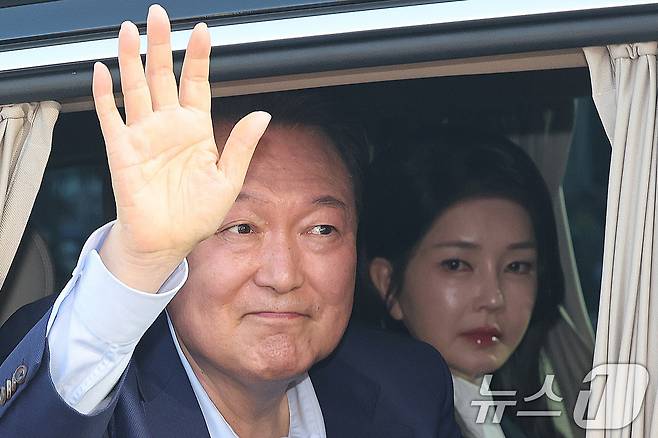 윤석열 전 대통령과 부인 김건희 여사가 11일 오후 서울 용산구 한남동 대통령 관저를 떠나 서초동 사저로 이동하며 지지자들과 인사를 하고 있다. (공동취재) 2025.4.11/뉴스1 ⓒ News1 김성진 기자
