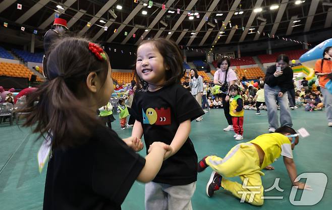 어린이날을 닷새 앞둔 30일 경기 수원시 장안구 수원실내체육관에서 열린 수원시 어린이날 행사 '어린이 한마당'에서 아이들이 즐거운 시간을 보내고 있다. 2025.4.30/뉴스1 ⓒ News1 김영운 기자