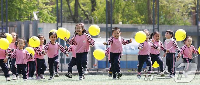 어린이날을 닷새 앞둔 30일 경기 수원시 장안구 수원실내체육관에서 열린 수원시 어린이날 행사 '어린이 한마당'에서 아이들이 즐거운 시간을 보내고 있다. 2025.4.30/뉴스1 ⓒ News1 김영운 기자