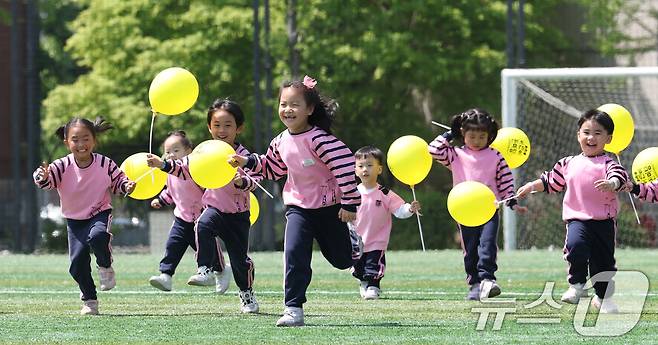어린이날을 닷새 앞둔 30일 경기 수원시 장안구 수원실내체육관에서 열린 수원시 어린이날 행사 '어린이 한마당'에서 아이들이 즐거운 시간을 보내고 있다. 2025.4.30/뉴스1 ⓒ News1 김영운 기자