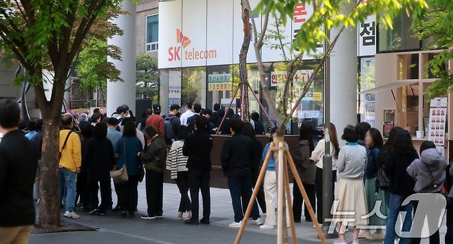 SK텔레콤 가입자 유심(USIM) 정보 해킹 사고 관련 유심 무료교체 서비스 이틀 째인 29일 오전 서울 종로구 T월드 직영 매장 앞에 고객들이 줄지어 대기하고 있다. 2025.4.29/뉴스1 ⓒ News1 김진환 기자