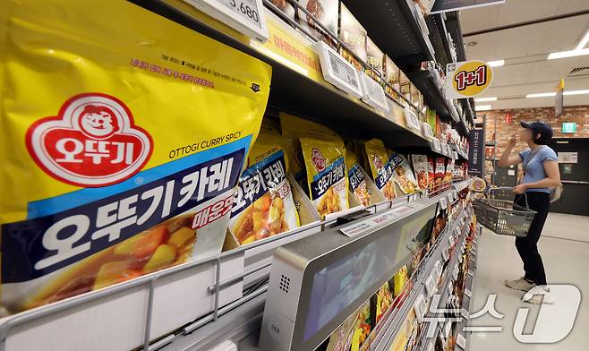 16일 서울시내 대형마트에 오뚜기 카레가 진열돼 있다. 2024.8.16/뉴스1 ⓒ News1 이동해 기자