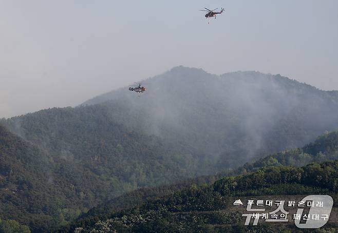 대구 북구 함지산 산불 이틀째인 29일 오전 현장에 투입된 산불 진화 헬기가 주불 진화에 총력을 쏟고 있다. 2025.4.29/뉴스1 ⓒ News1 공정식 기자