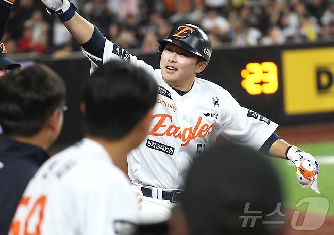 30일 대전 한화생명볼파크에서 열린 '2025 신한 SOL 뱅크 KBO리그' 프로야구 한화 이글스와 LG 트윈스 경기에서 한화 문현빈이 8회말 무사 1루에서 솔로 홈런을 치며 환호하고 있다. 2025.4.30/뉴스1 ⓒ News1 김기남 기자