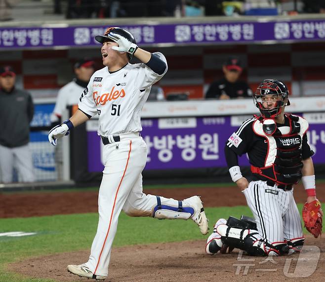 30일 대전 한화생명볼파크에서 열린 '2025 신한 SOL 뱅크 KBO리그' 프로야구 한화 이글스와 LG 트윈스 경기에서 한화 문현빈이 8회말 무사 1루에서 솔로 홈런을 치며 환호하고 있다. 2025.4.30/뉴스1 ⓒ News1 김기남 기자