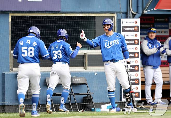 30일 오후 서울 송파구 잠실야구장에서 열린 프로야구 '2025 신한 SOL 뱅크 KBO리그' 삼성라이온스와 두산베어스의 경기에서 3회초 삼성 공격 무사 주자 2,3루 상황 이재현의 안타로 2,3루 주자 김지찬과 김성윤이 홈인해 더그아웃으로 향하고 있다. 2025.3.30/뉴스1 ⓒ News1 이승배 기자