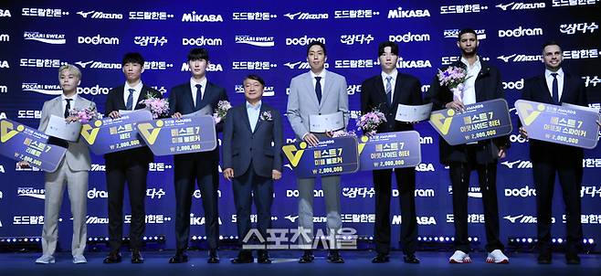 남자부 베스트7을 수상한 KB손해보험 정민수, KB손해보험 황택의, 삼성화재 김준우, 현대캐피탈 최민호, 현대캐피탈 허수봉, 레오, KB손해보험 비예나(왼쪽부터)가 14일 서울 서대문구 스위스 그랜드 호텔에서 열린 2024~2025 V-리그 시상식에서 이강척 KBS N 사장과 기념촬영을 하고 있다.  2025. 4. 14. 최승섭기자 thunder@sportsseoul.com