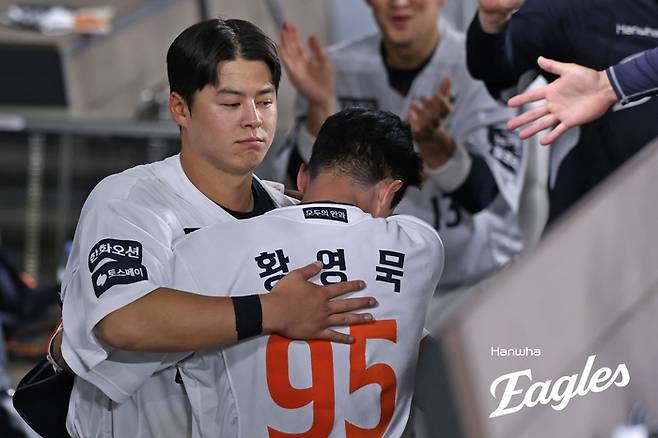 한화 노시환(왼쪽)이 30일 대전 한화생명 볼파크에서 열린 2025 KBO리그 정규시즌 LG전 7회말 홈런을 친 황영묵이 더그아웃에 들어오자 안아주고 있다. 사진 | 한화 이글스