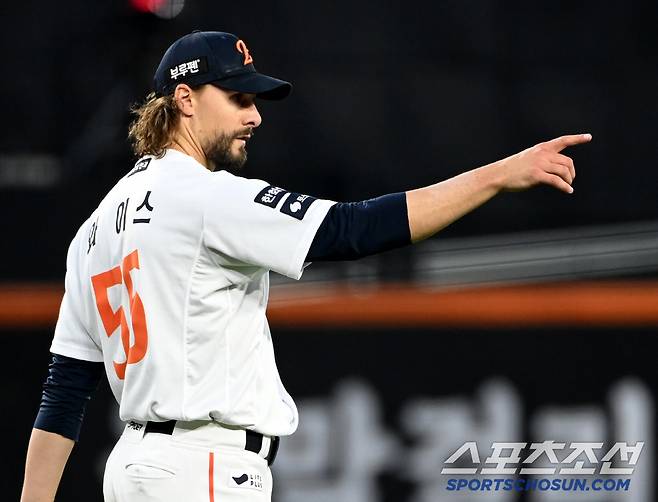 29일 대전한화생명볼파크에서 열린 LG와 한화의 경기, 3회초 1사 1루 한화 와이스가 LG 김현수의 타구를 호수비로 잡아낸 2루수 이도윤에 손짓하고 있다. 대전=허상욱 기자wook@sportschosun.com/2025.04.29/