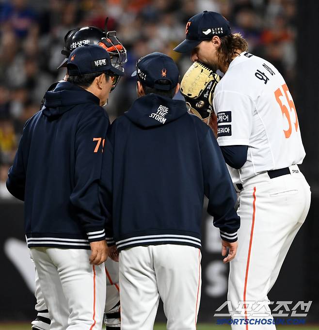 29일 대전한화생명볼파크에서 열린 LG와 한화의 경기, 4회초 1사 1루 LG 신민재 타석때 한화 양상문 투수코치가 마운드에 올라와 와이스 이재원 배터리와 이야기를 하고 있다. 대전=허상욱 기자wook@sportschosun.com/2025.04.29/