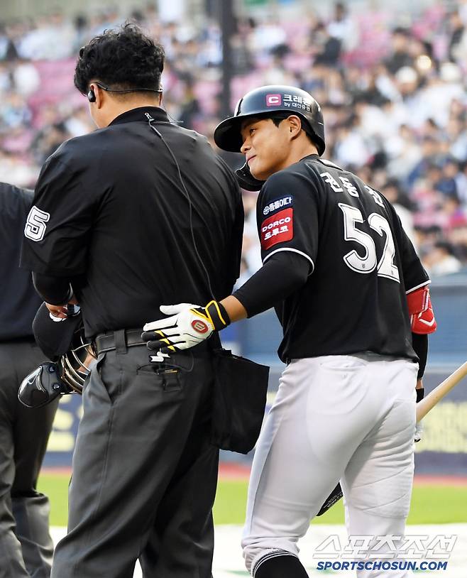 KT 권동진은 1회부터 파울 타구에 맞은 김선수 주심이 진심으로 걱정했다.