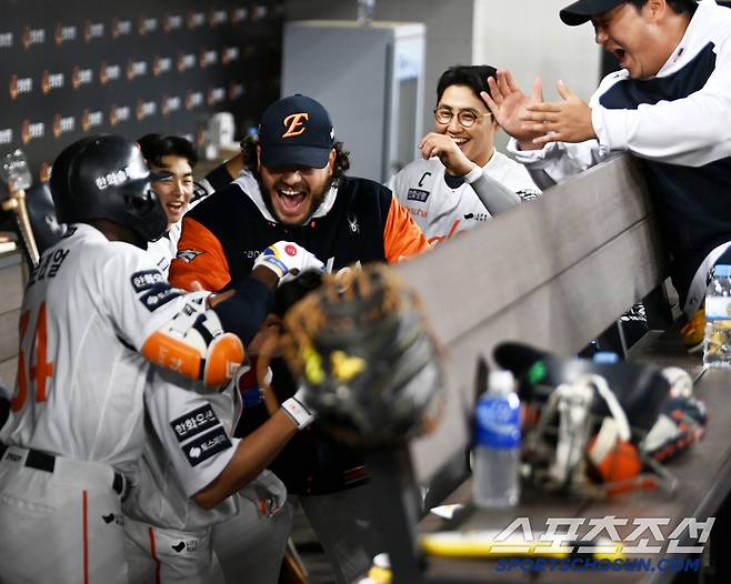 이때다 쏟아지는 축하 세례