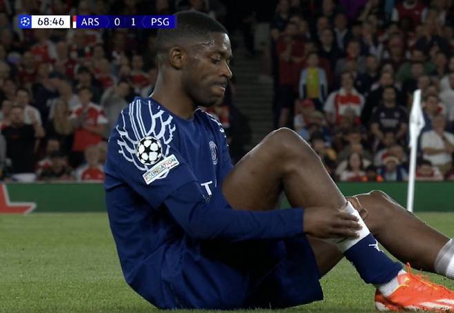 [스포츠조선 강우진 기자]파리 생제르망(PSG)이 챔피언스리그 준결승 1차전에서 아스널을 잡았지만, 2차전에 대한 걱정이 크다. 에이스 우스만 뎀벨레가 부상으로 출전하지 못할 가능성이 크기 때문이다.

우스만 뎀벨레는 30일 열린 준결승 1차전에서 결승골을 기록했을 정도로 팀의 핵심 자원이다. 부상 정도는 지켜봐야 하겠지만, 아스널 입장에서는 기회를 잡을 수 있다.

해당 경기가 끝난 후 루이스 엔리케 PSG 감독은 뎀벨레의 부상에 대해 "모르겠다. 내일 검사를 받을 예정이다. 심각한 부상은 아니고 아주 가벼운 부상"이라면서도 "하지만 2차전 출전 여부는 불투명할 것 같다"라고 말했다. 사진=SNS