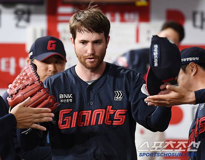 29일 서울 고척스카이돔에서 열린 롯데-키움전. 7이닝 1실점으로 호투한 반즈가 동료들의 축하를 받고 있다. 고척=정재근 기자 cjg@sportschosun.com/2025.4.29/